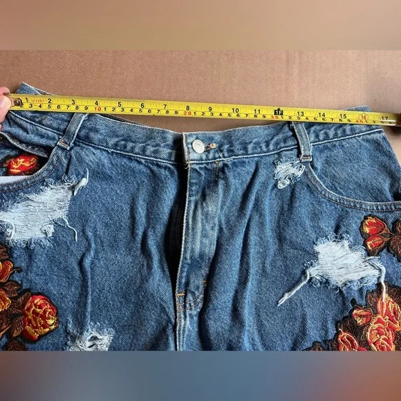 GITANO Flower Embroidered Denim Shorts - Picture 7 of 8